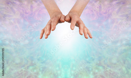Foto Reiki Healer using the Power of Intention to send healing energy - Female hands