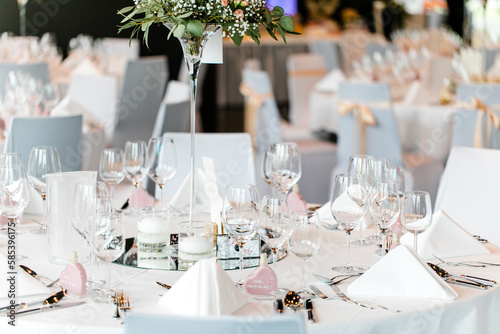 geschmückter runder Tisch bei einer Hochzeitsfeier