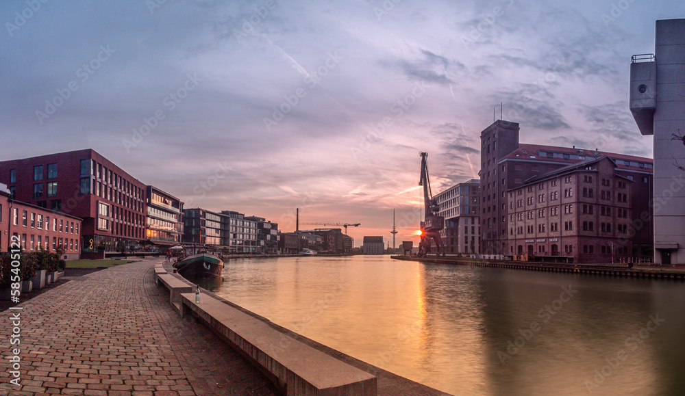Fototapeta premium Münsteraner Hafen bei Sonnenaufgang, Münster, Münsterland, NRW, Westdeutschland, Deutschland, Mitteleuropa, Europa