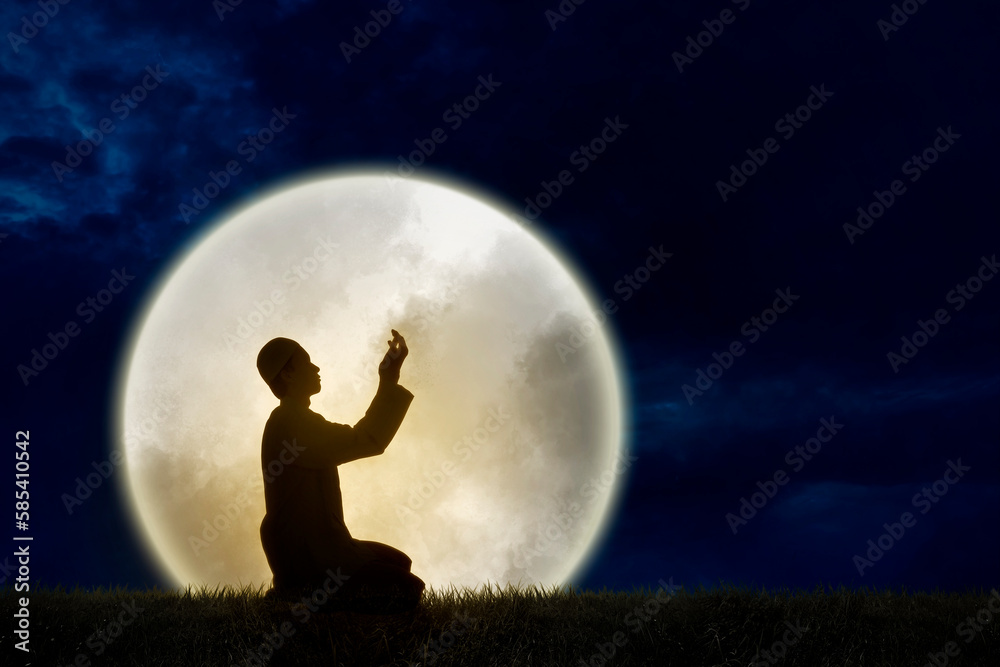 silhouette muslim man praying with a huge full moonlight background - obrazy, fototapety, plakaty 