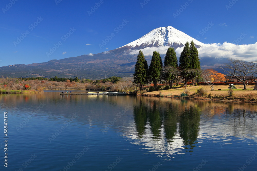 田貫湖に映る冠雪の富士山