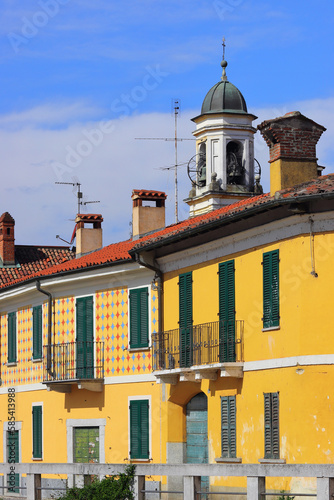 CASE COLORATE E CAMPANILE DI GAGGIANO, ITALIA, COLORFUL HOUSES AND BELL TOWER OF GAGGIANO, ITALY photo