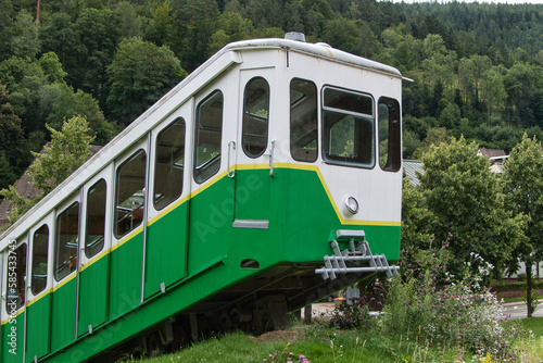 Ein alter, an einem öffentlichen Bahnhof ausgestellter Wagon einer Bergbahn in Bad Wildbad im Schwarzwald, Deutschland