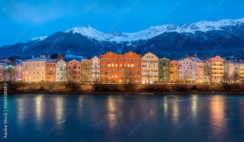 Φωτογραφία The beautiful and colorful town of Innsbruck during winter time