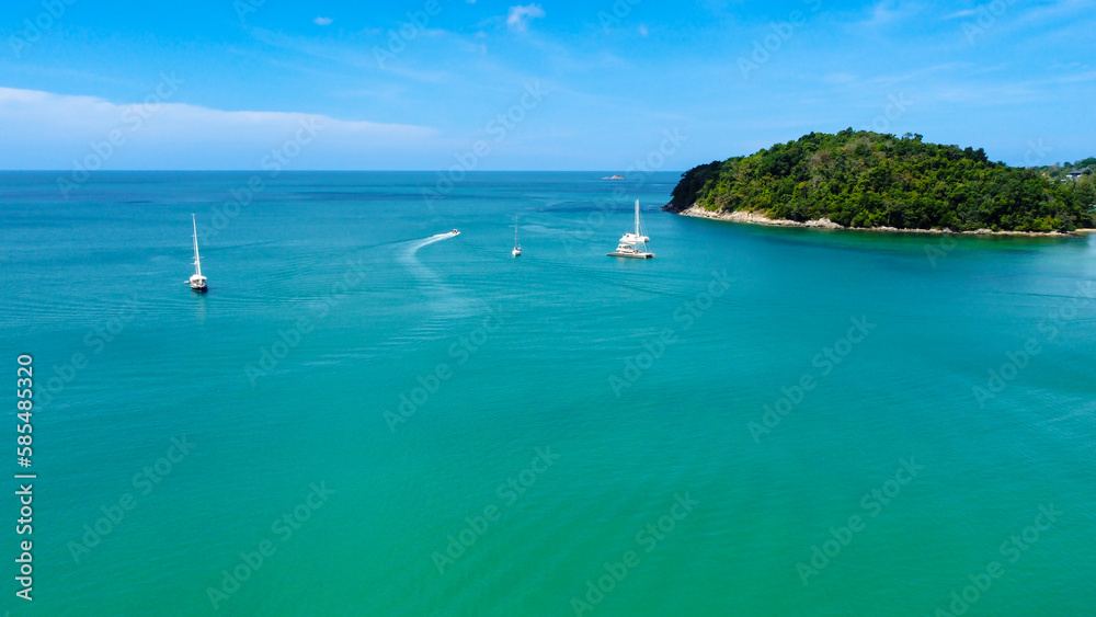 Obraz premium Aerial view of luxury yacht in turquoise waters of Andaman Sea near Bang Tao beach, Phuket, Thailand. Beautiful view from above.