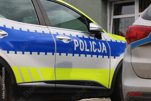 Nowy radiowóz polska policja na parkingu.