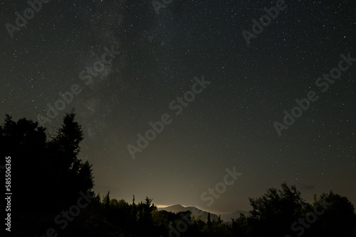 Sternenhimmel mit Milchstraße über nächtlichem Idyll in Griechenland