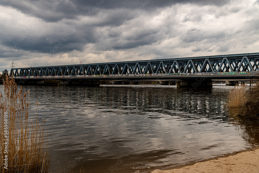 Eisenbahnbrücke aus Stahl über der Elbe