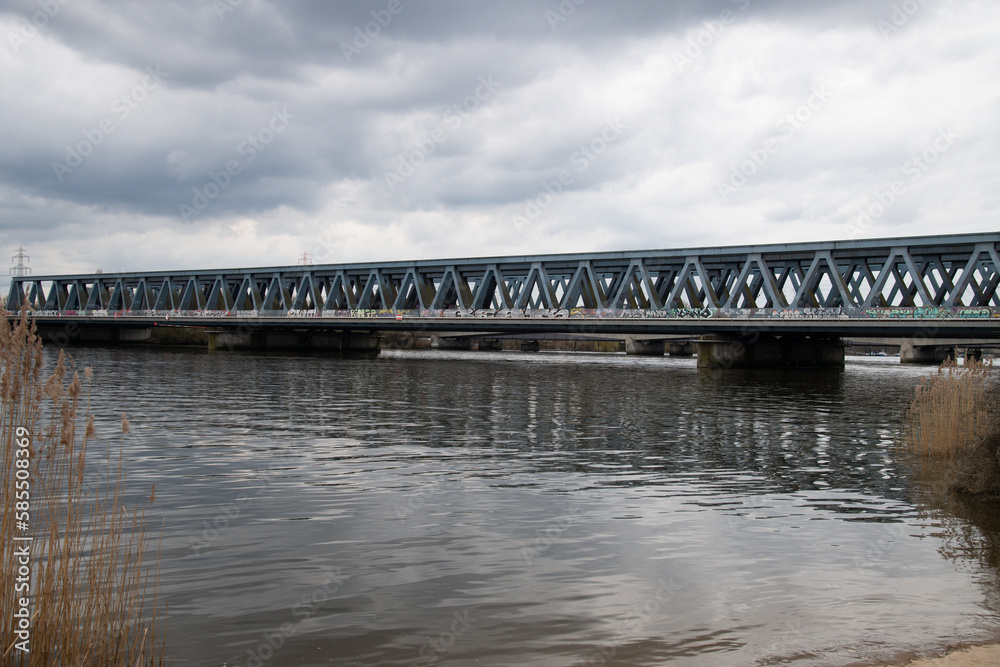 Eisenbahnbrücke aus Stahl über der Elbe