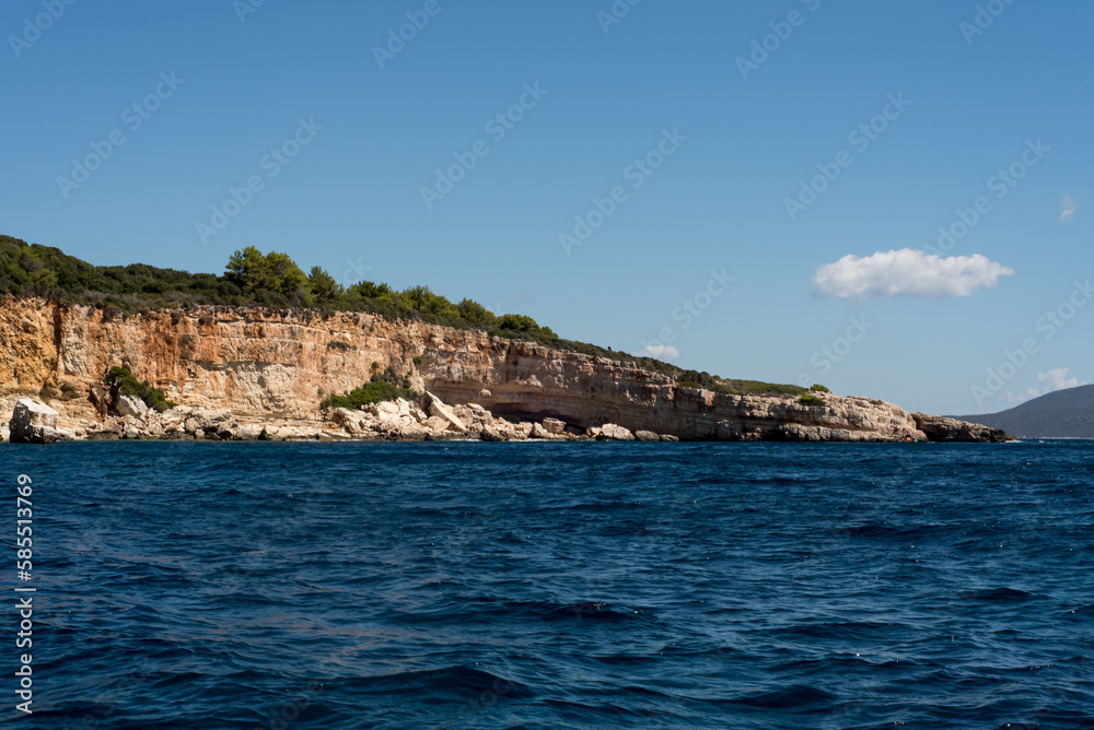Mediterraner Sommer Küstenlinie bei Bootstour vom Meer mit idyllische Küstenlandschaft in Griechenland