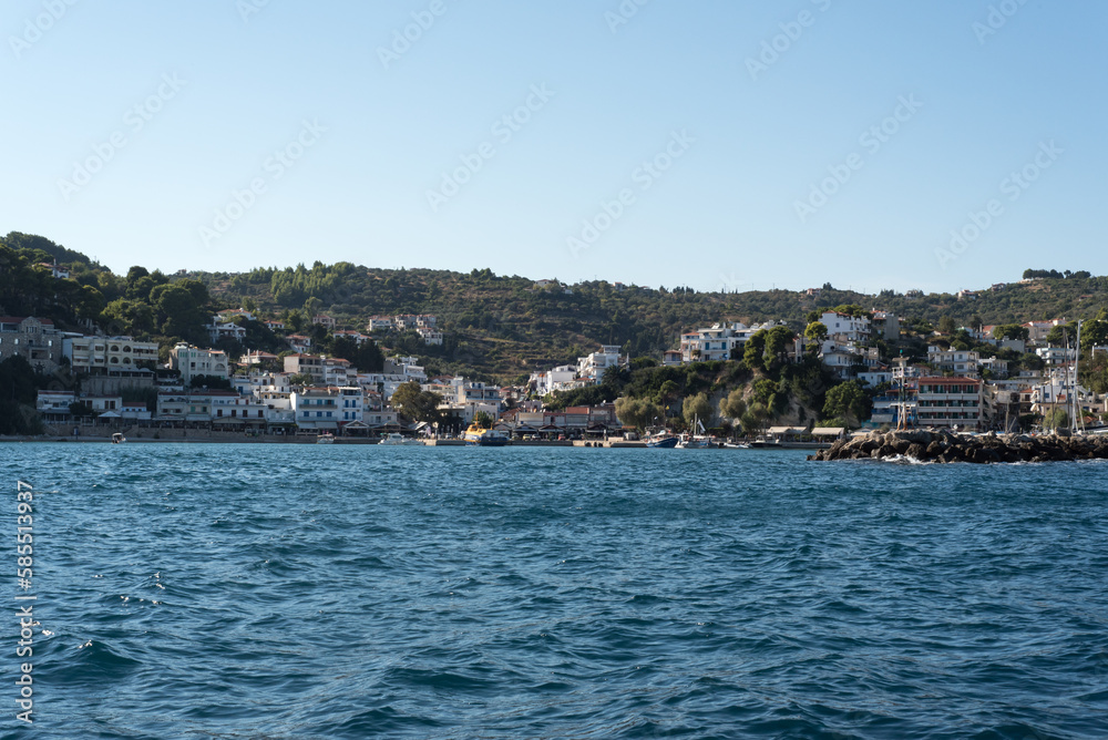 Mediterraner Sommer Küstenlinie vom Meer mit idyllischen Fischer Dörfern in Griechenland Mediterraner Sommer Küstenlinie vom Meer mit idyllischen Fischer Dörfern in Griechenland