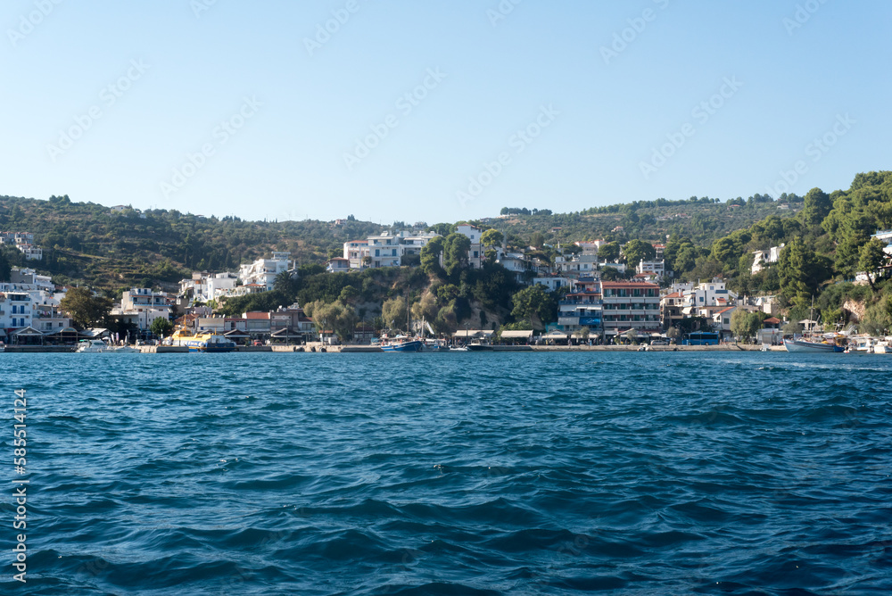 Mediterraner Sommer Küstenlinie vom Meer mit idyllischen Fischer Dörfern in Griechenland