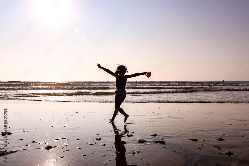 Crianças felizes de férias em viagem com destino: praia em Portugal