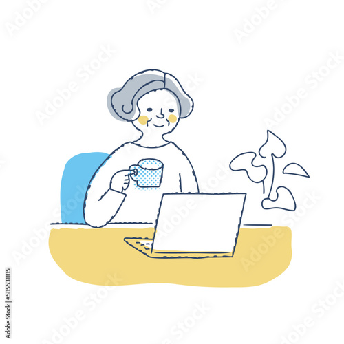 ノートパソコン作業をしているシニア女性