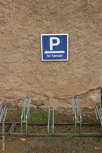 Parkplatz für Fahrräder. Fahrradständer. photo