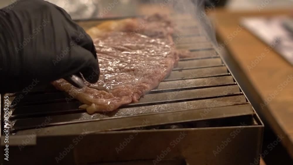 Unas excelentes piezas de ternera argentina sobre una parrilla de carbon