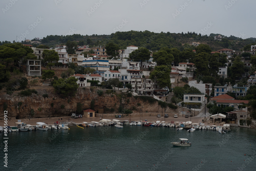 Idyllisches Fischerdorf in griechischer Küstenlandschaft auf Insel Alonnisos