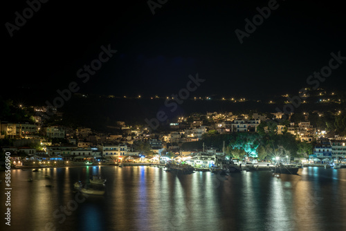 Nächtliche Beleuchtung des Hafens vom Fischerdorf Alonnisos in Griechenland