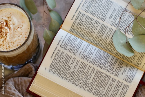 Książka Biblia ze Słowem Bożym dla chrześcijan. Przesłanie religijne z ewangelią dla wierzących