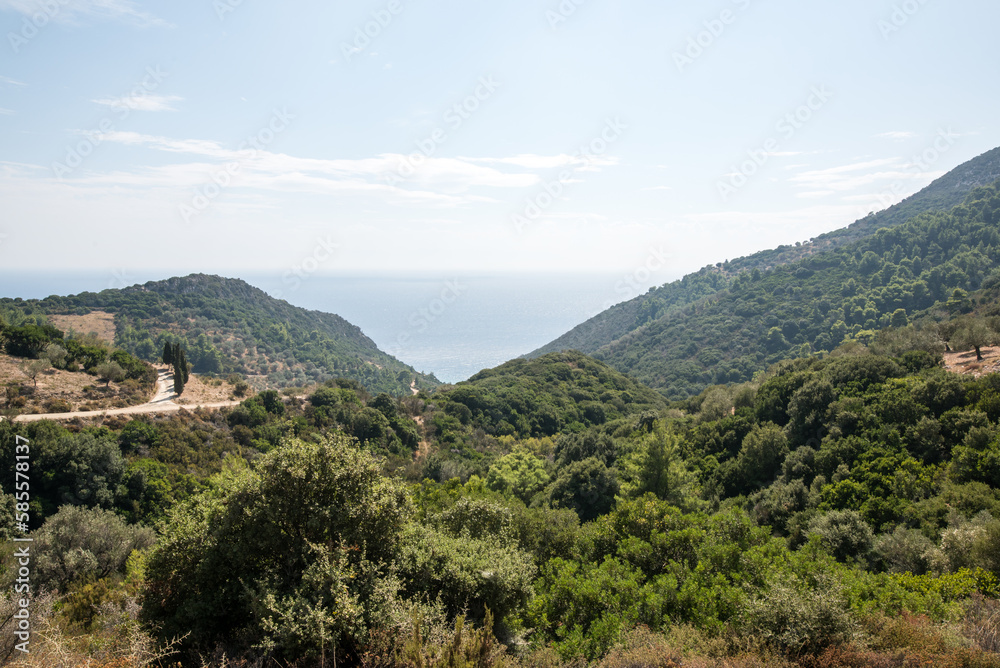 Mittelmeer Küstenlinie und Besiedlung auf Insel Alonnisos Griechenland
