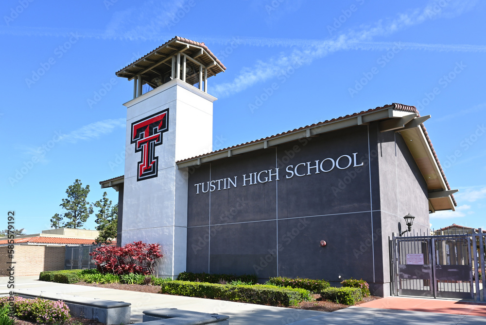 Foto de TUSTIN, CALIFORNIA - 26 MAR 2023: Tustin High School sign and ...
