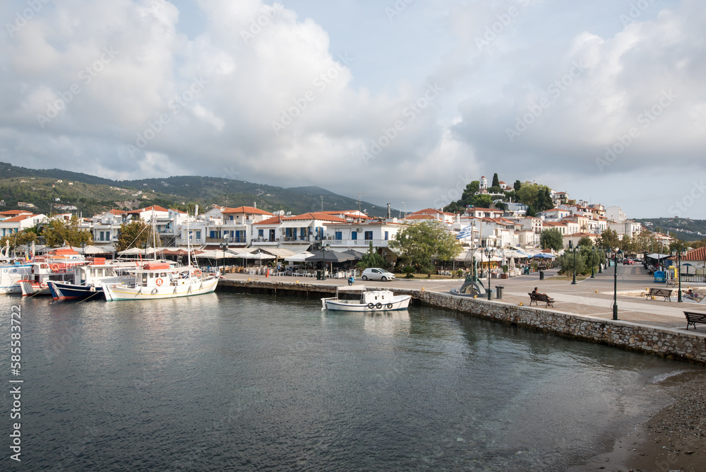 Mediterranes Mittelmeer Fischerdorf im Hafen von Skiathos Griechenland