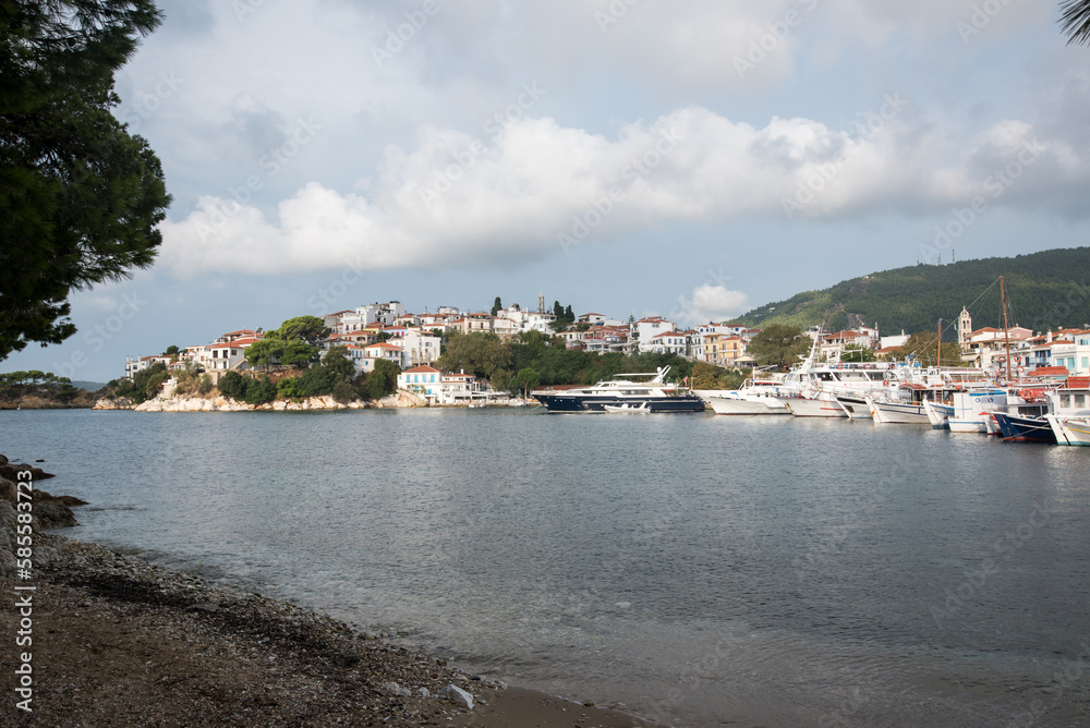 Mediterranes Mittelmeer Fischerdorf im Hafen von Skiathos Griechenland