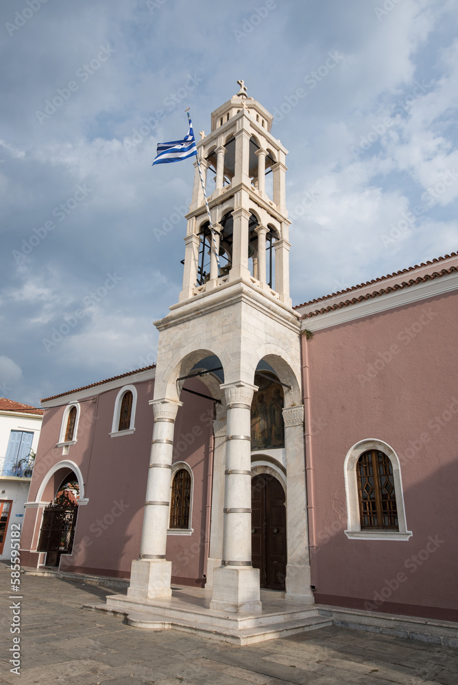 Skiathos Fischerort mit Kirche im mediterranen Stil Griechenland