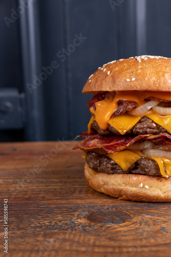 Hamburguesa, sobre mesa de maderea