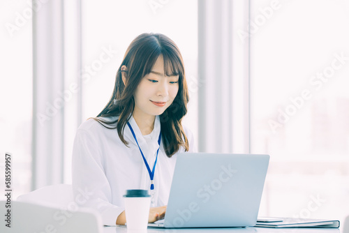 ノートパソコンを使う女性ビジネスマン