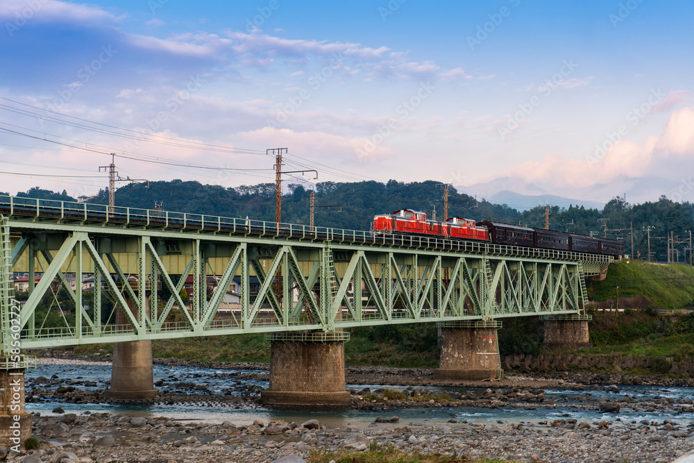 川に架かる鉄橋と電車