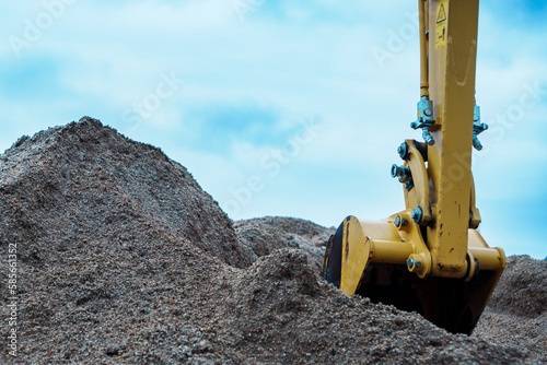土を掘るショベルカーの写真
