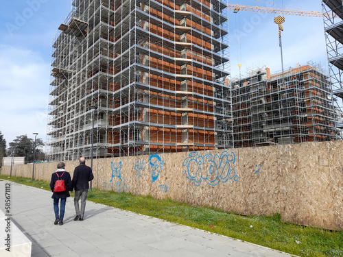 Lavori in corso nel cantiere edile per costruire nuovi edifici photo