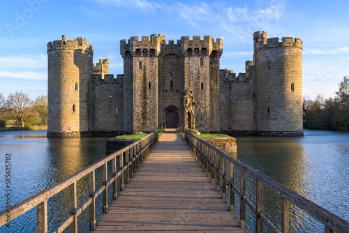 Fotografia Bodiam Castle, 14th-century medieval fortress with moat and soaring towers in Robertsbridge, East Sussex, England