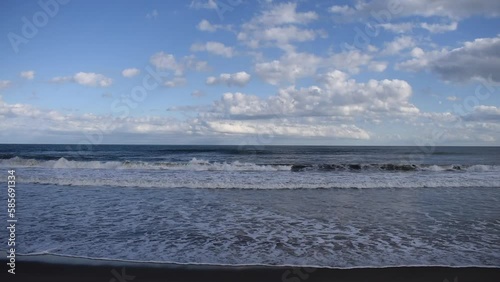 青い空、白い雲、白い波。パーフェクトビーチ3