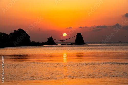 大分県佐伯市にある豊後二見ヶ浦の夫婦岩を結ぶ大しめ縄と初日の出 photo