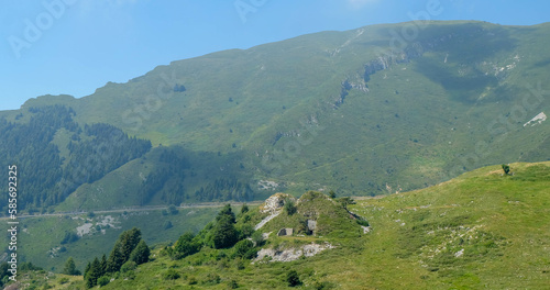 Pyramide aus Stein mit Gras bewachsen nahe Monte Baldo am Gardasee in Italien