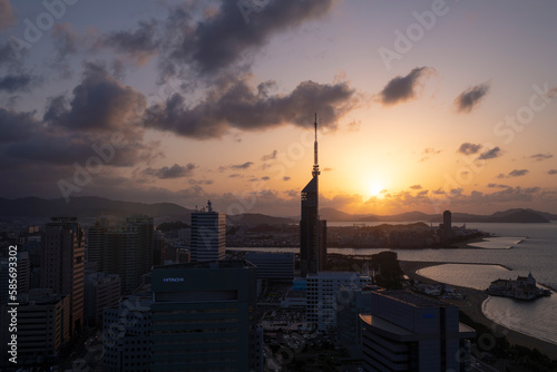 福岡県福岡市のシーサイドももち海浜公園に沈む夕日と福岡タワー