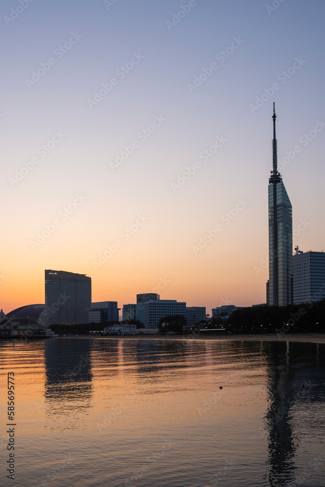 福岡県福岡市のシーサイドももち海浜公園の朝焼けと福岡タワー