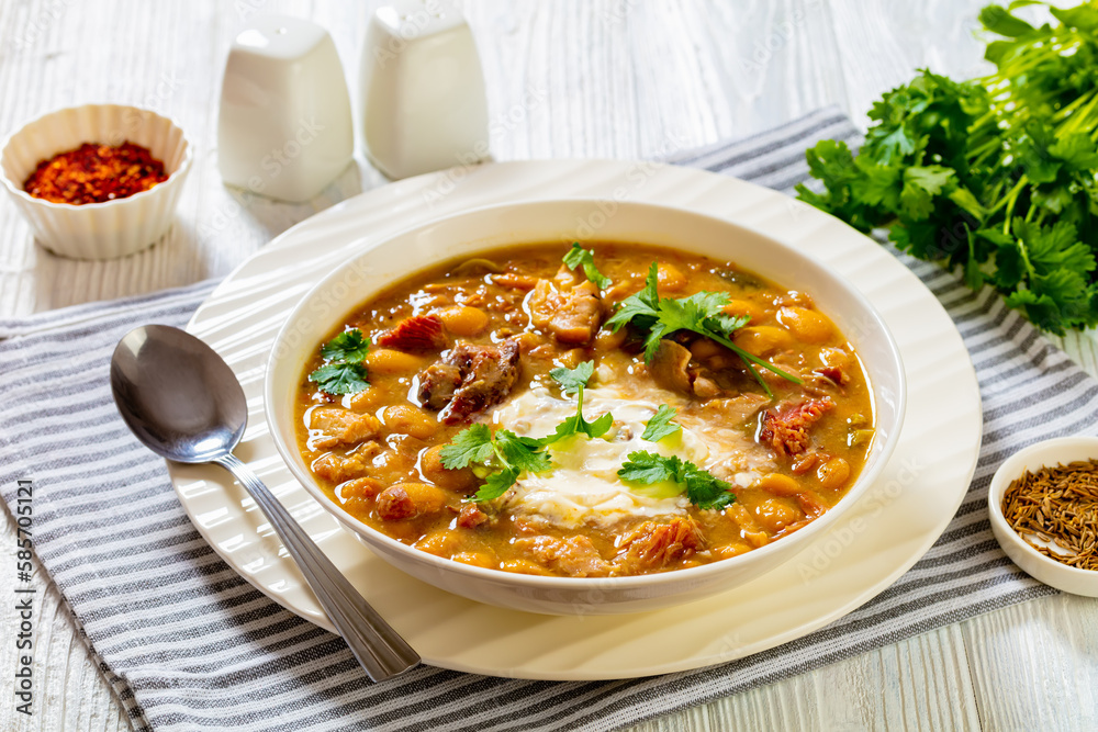 smoked ham hock chicken chili in a bowl