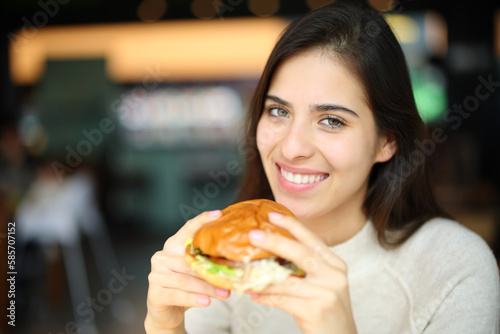 Happy woman ready to eat burguer in a restaurant