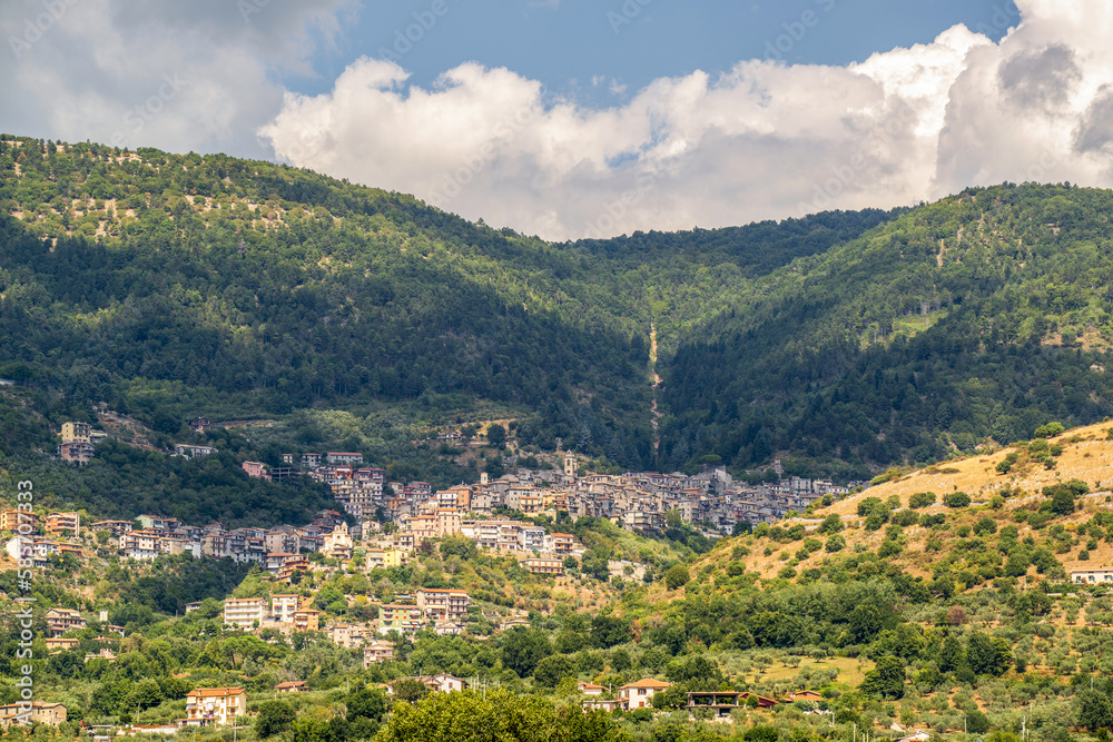 Village dans une vallée en Italie