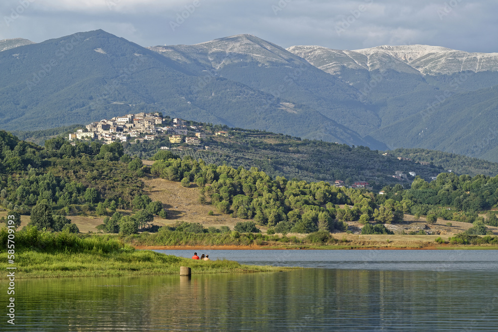 Village perché en Italie entre lac et montagnes