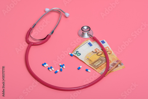 Wysokie koszty leczenia - banknoty euro obok stetoskopu i lekarstw