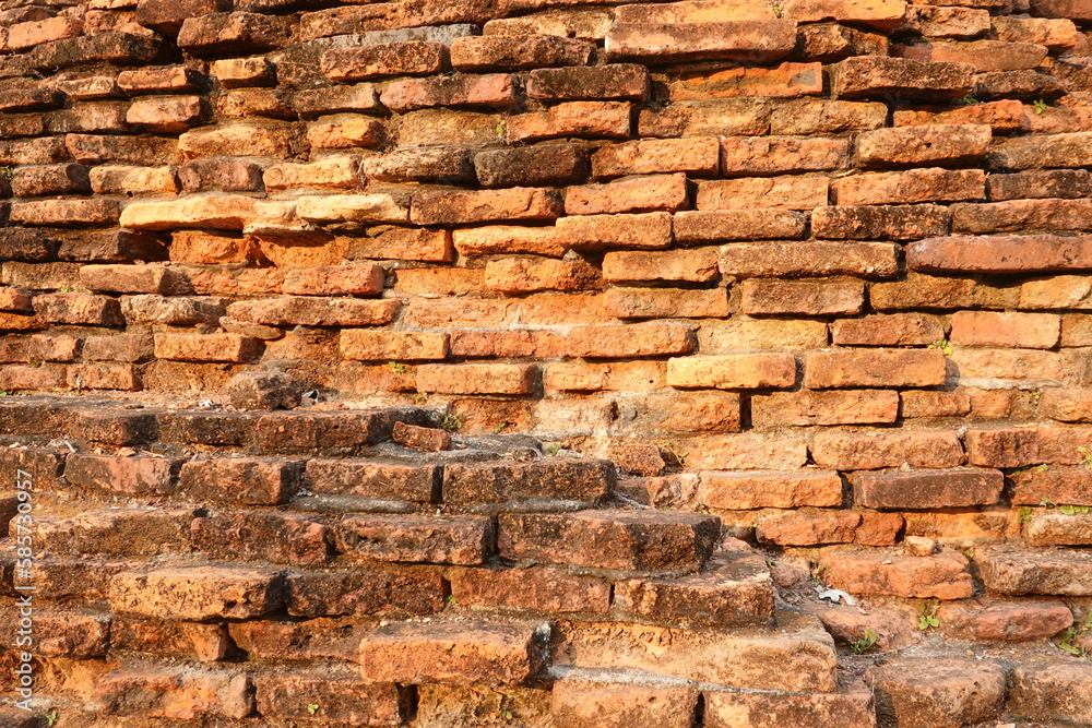Naklejka premium Old brick wall texture background with green leaves