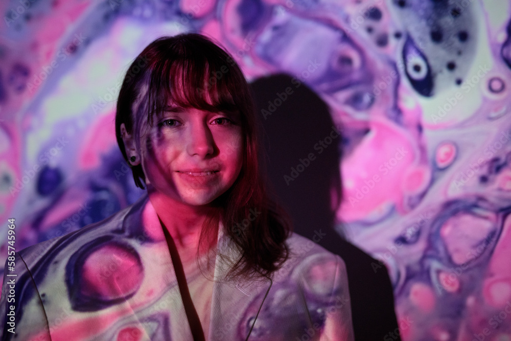 Junge Schöne Frau in Kunst Fine Art dynamisch Beamer Projektions idee Lichttechnik in Studio Berlin Deutschland von tigerraw Junge Schöne Frau in Kunst Fine Art dynamisch Beamer Projektions idee Lichttechnik in Studio Berlin Deutschland von tigerraw