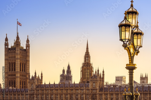Fotografiet the palace of westminster in the evening sun, london