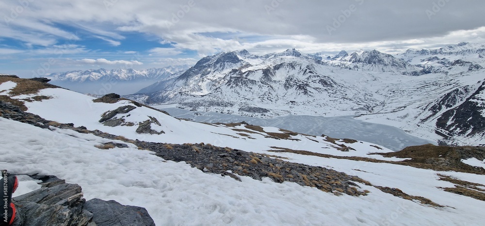 Lake Mont Cenis, in the Savoie, on the plateau of the same name, was built on the road between Lyon and Turin, and on a site that for a long time was a point of passage between France and Italy.