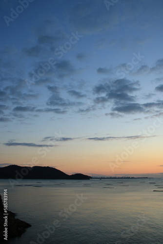 兵庫県たつの市御津町室津から見た牡蠣筏並ぶ播磨灘の夜明け前の風景