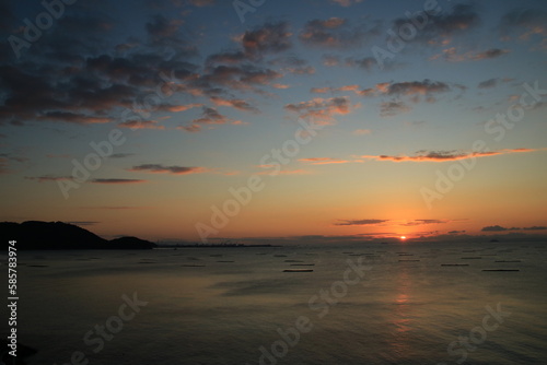 兵庫県たつの市御津町室津から見た牡蠣筏並ぶ播磨灘の日の出